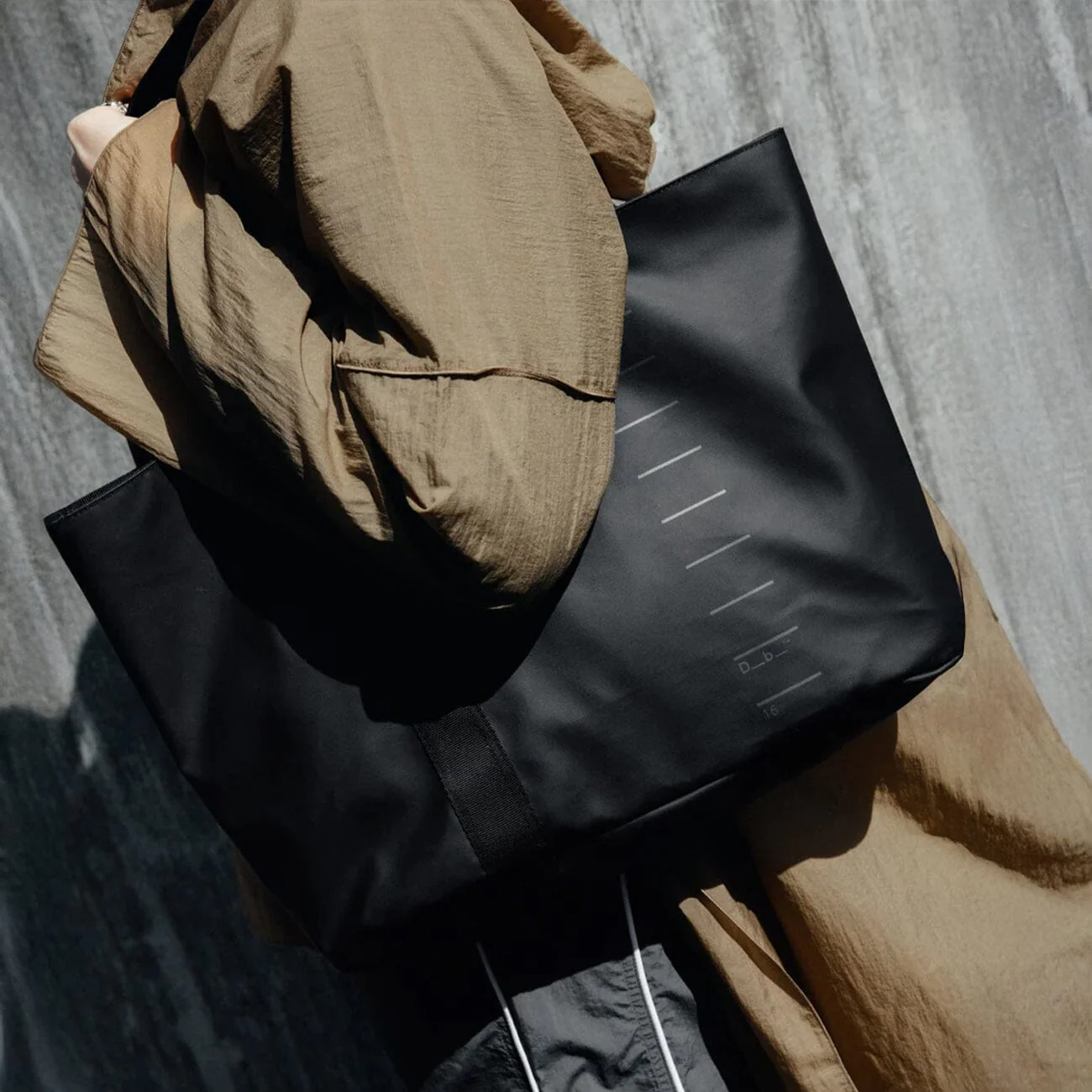 Essential Tote 16L - Image 2